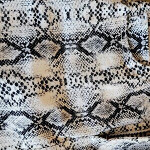 Arizona snake skin mini skirt size 1 juniors white and black